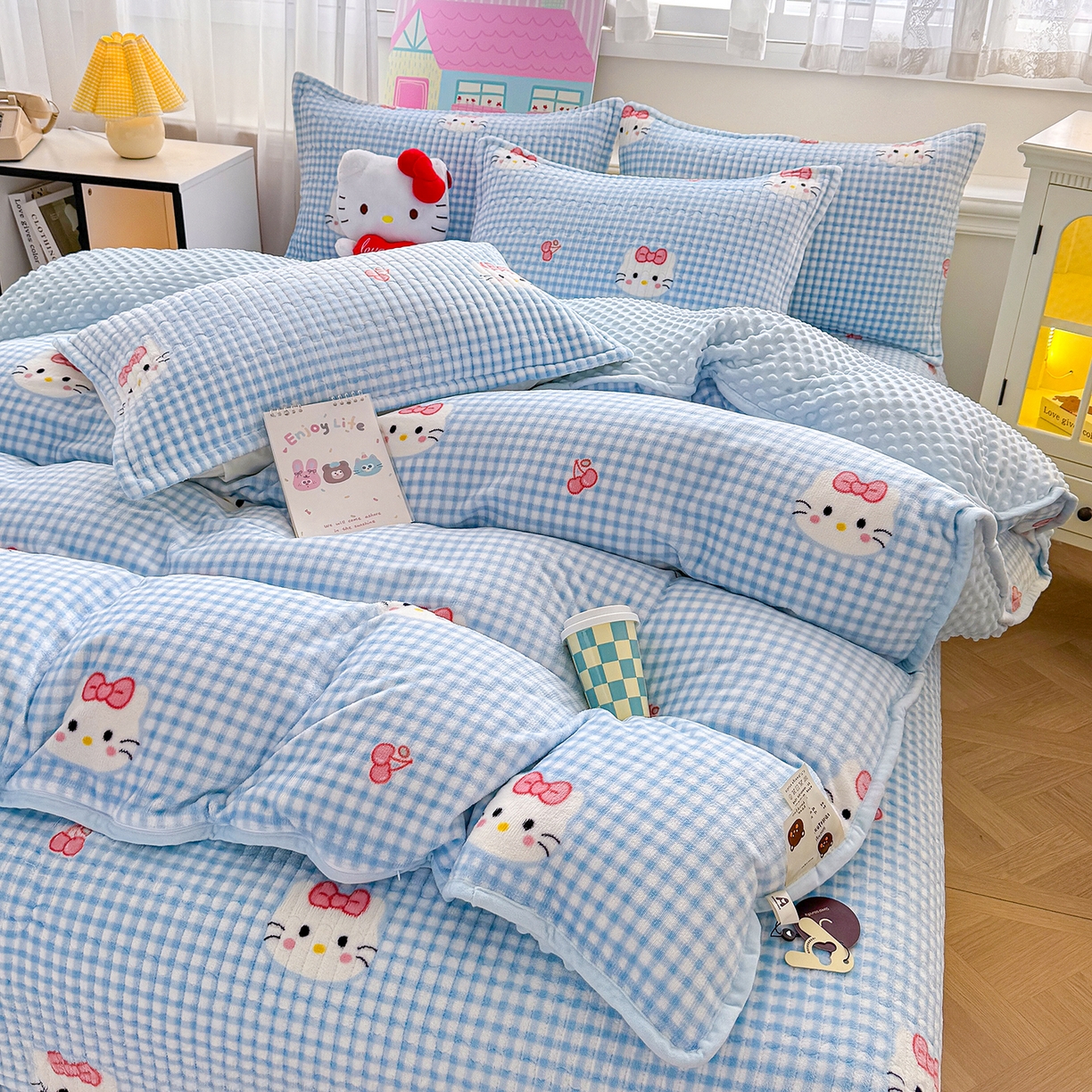 91家纺网 家纺一手货源 找家纺 豫见家纺 2025新款加厚高克重牛奶绒豆豆绒花边床盖四件套 格子KT-蓝