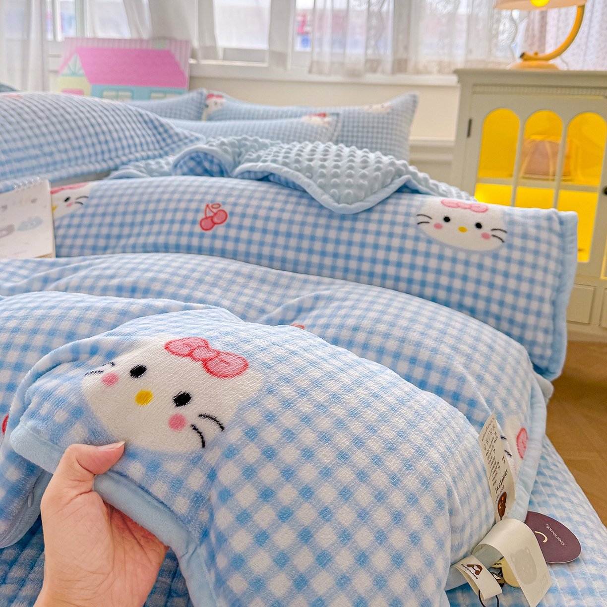 91家纺网 家纺一手货源 找家纺 豫见家纺 2025新款加厚高克重牛奶绒豆豆绒花边床盖四件套 格子KT-蓝