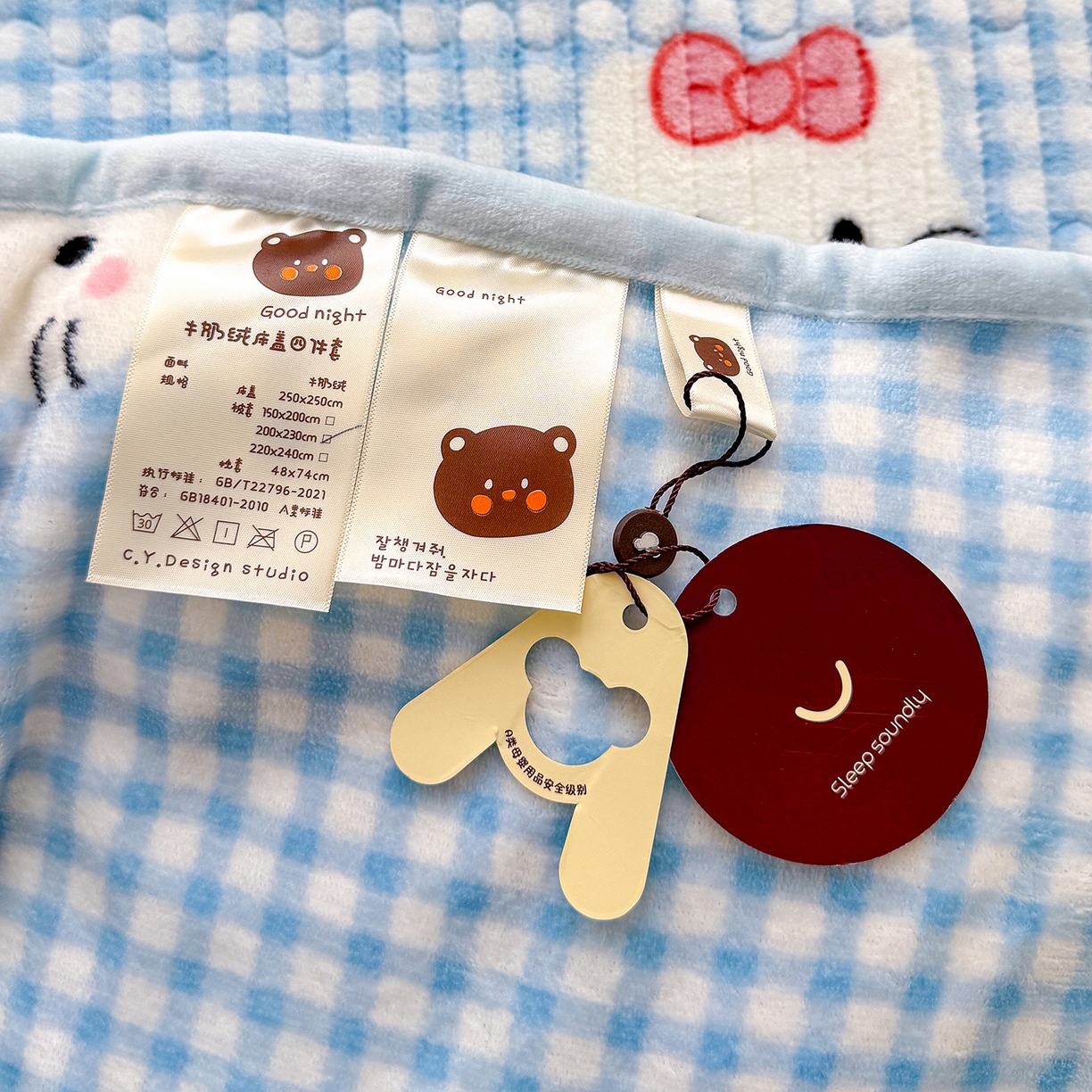 91家纺网 家纺一手货源 找家纺 豫见家纺 2025新款加厚高克重牛奶绒豆豆绒花边床盖四件套 格子KT-蓝