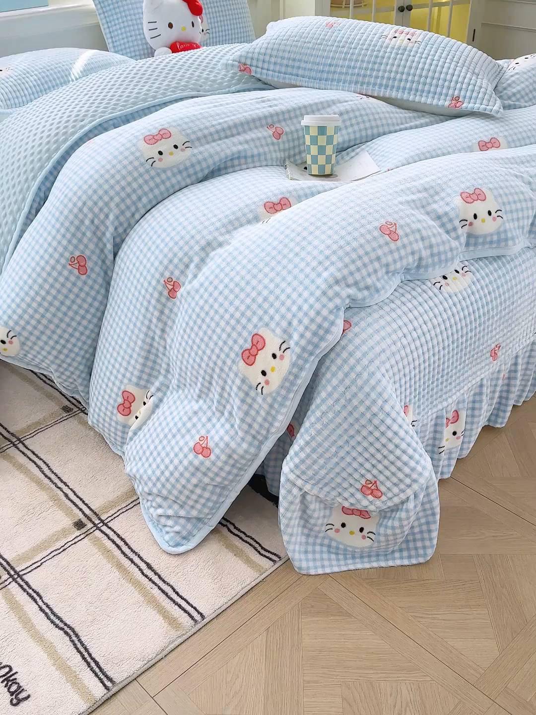 91家纺网 家纺一手货源 找家纺 豫见家纺 2025新款加厚高克重牛奶绒豆豆绒花边床盖四件套 格子KT-蓝