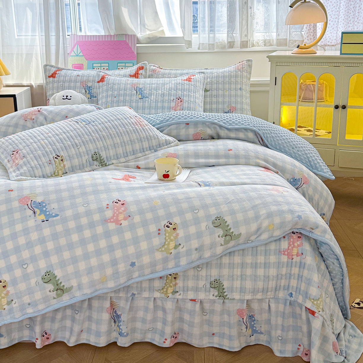 91家纺网 家纺一手货源 找家纺 豫见家纺 2025新款加厚高克重牛奶绒豆豆绒花边床盖四件套 小恐龙