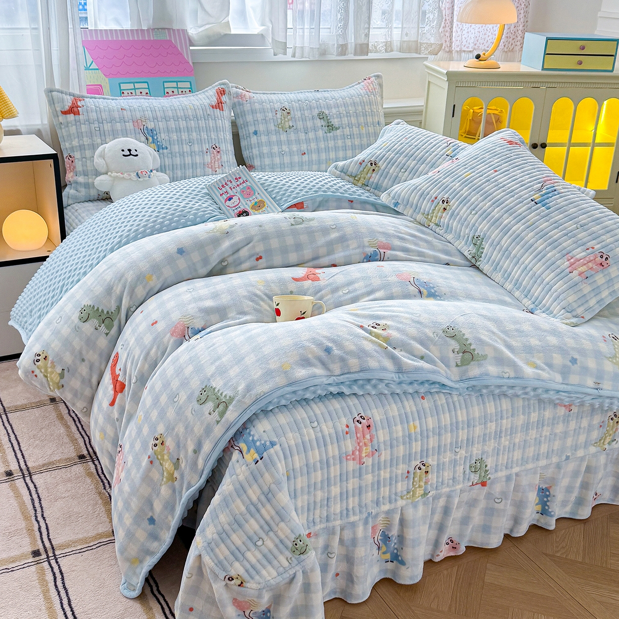 91家纺网 家纺一手货源 找家纺 豫见家纺 2025新款加厚高克重牛奶绒豆豆绒花边床盖四件套 小恐龙