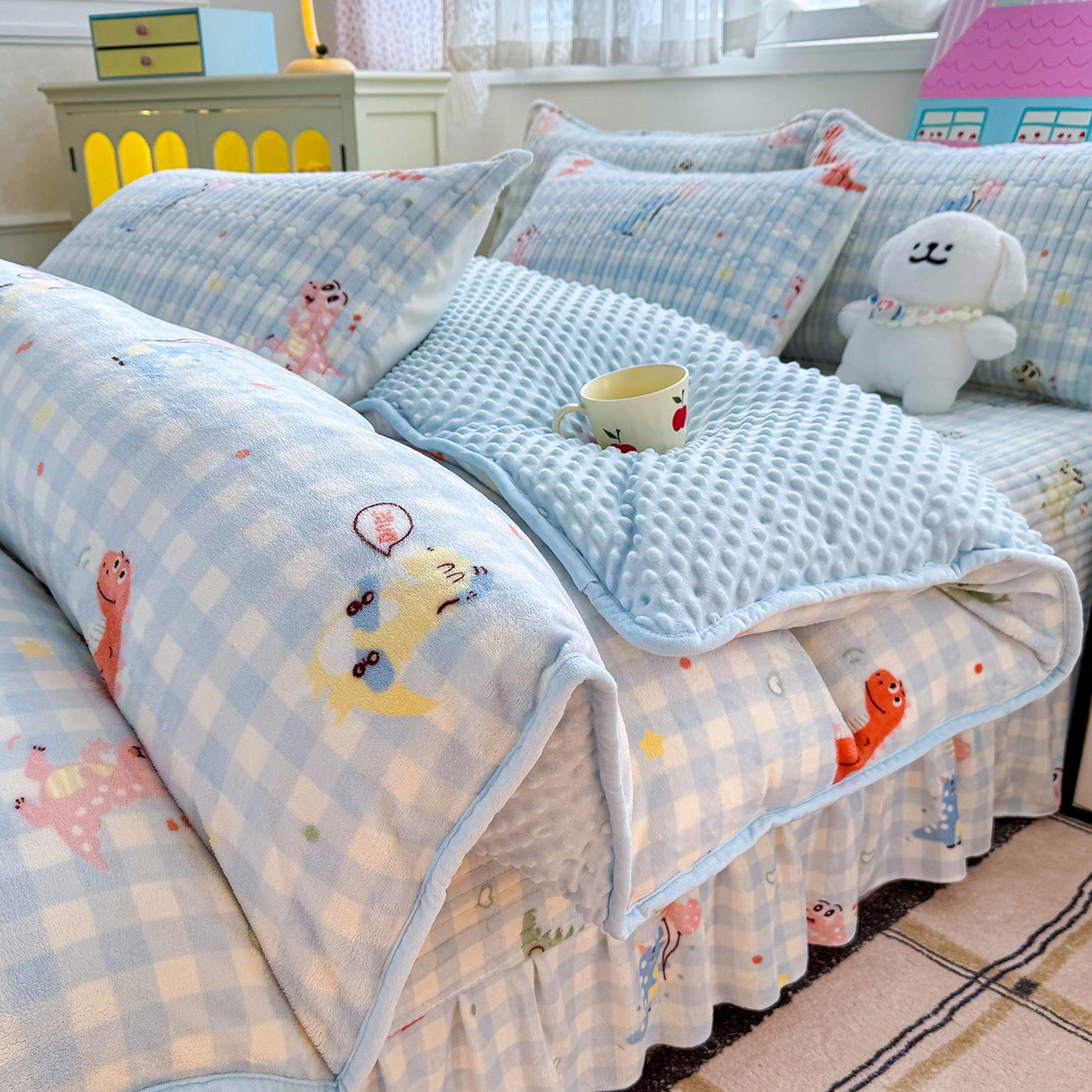 91家纺网 家纺一手货源 找家纺 豫见家纺 2025新款加厚高克重牛奶绒豆豆绒花边床盖四件套 小恐龙