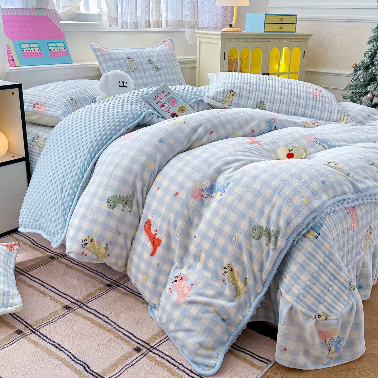 91家纺网 家纺一手货源 找家纺 豫见家纺 2025新款加厚高克重牛奶绒豆豆绒花边床盖四件套 小恐龙