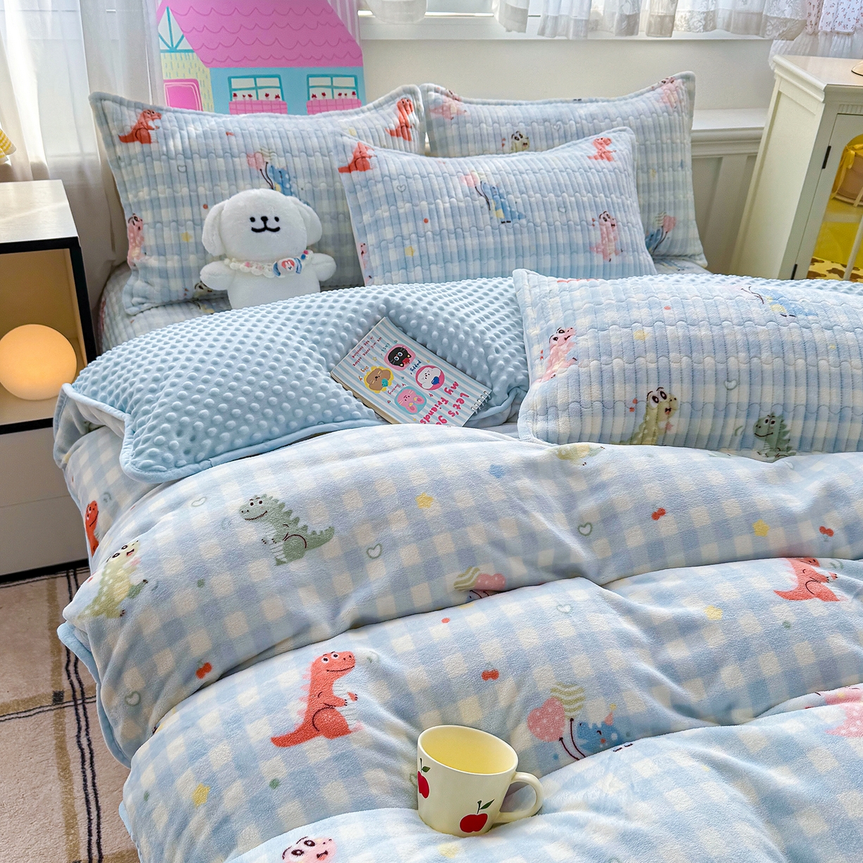 91家纺网 家纺一手货源 找家纺 豫见家纺 2025新款加厚高克重牛奶绒豆豆绒花边床盖四件套 小恐龙