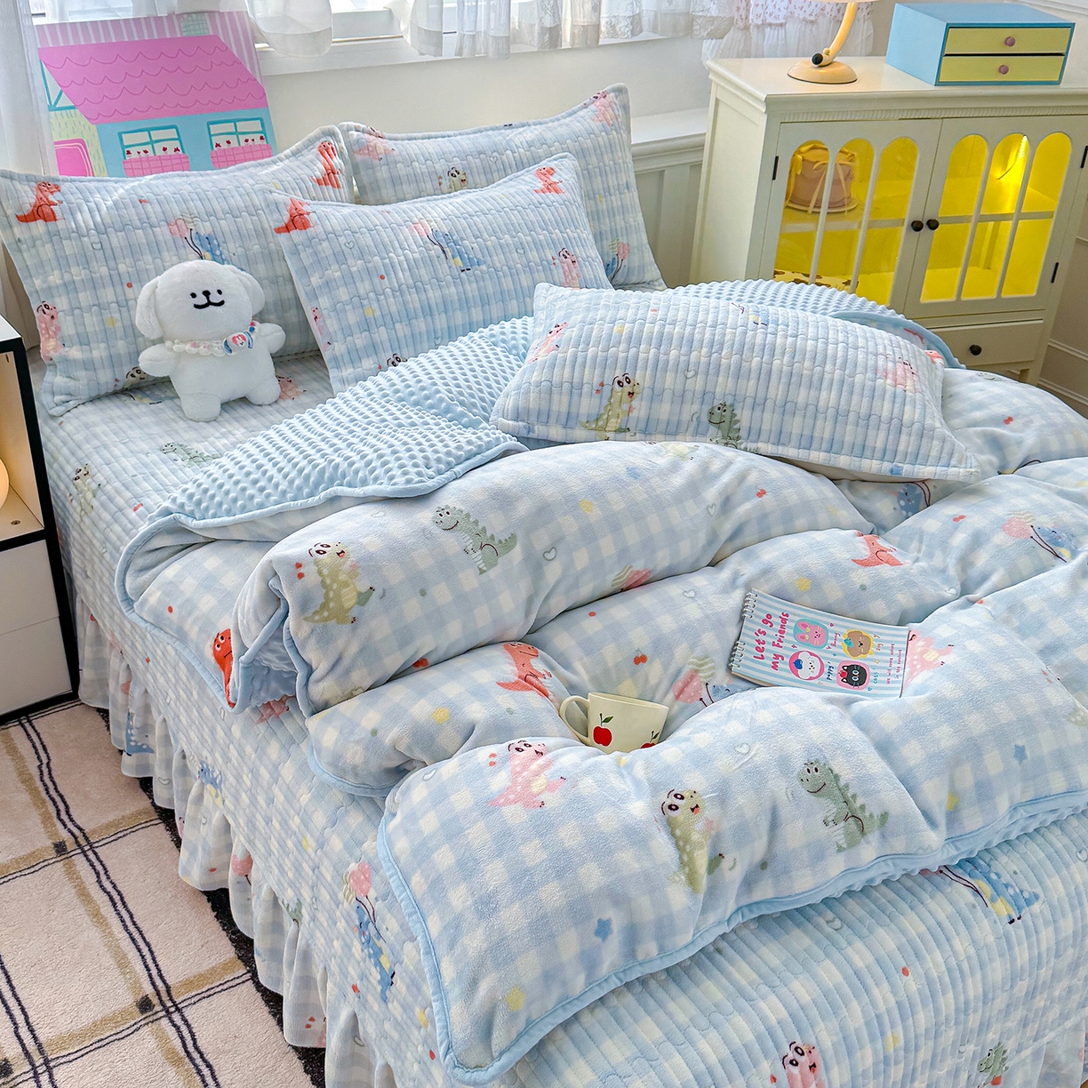 91家纺网 家纺一手货源 找家纺 豫见家纺 2025新款加厚高克重牛奶绒豆豆绒花边床盖四件套 小恐龙