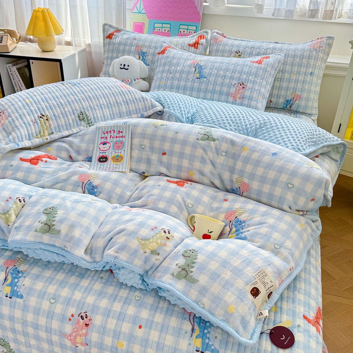 91家纺网 家纺一手货源 找家纺 豫见家纺 2025新款加厚高克重牛奶绒豆豆绒花边床盖四件套 小恐龙