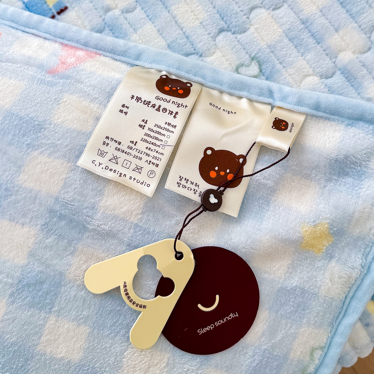 91家纺网 家纺一手货源 找家纺 豫见家纺 2025新款加厚高克重牛奶绒豆豆绒花边床盖四件套 小恐龙