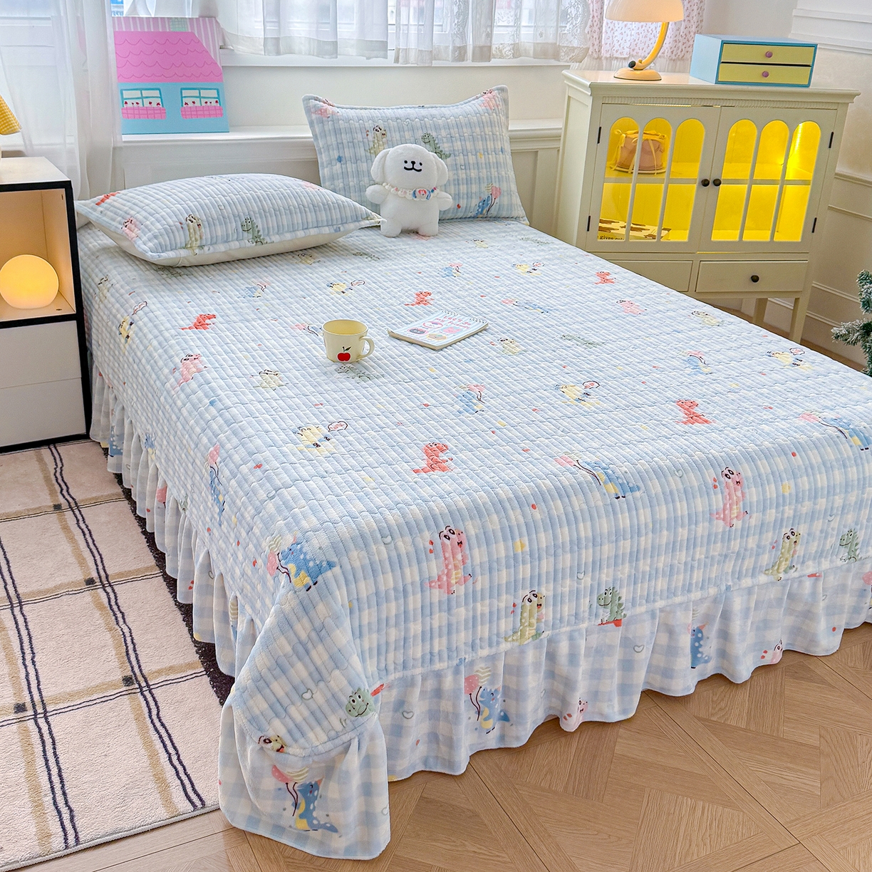 91家纺网 家纺一手货源 找家纺 豫见家纺 2025新款加厚高克重牛奶绒豆豆绒花边床盖四件套 小恐龙