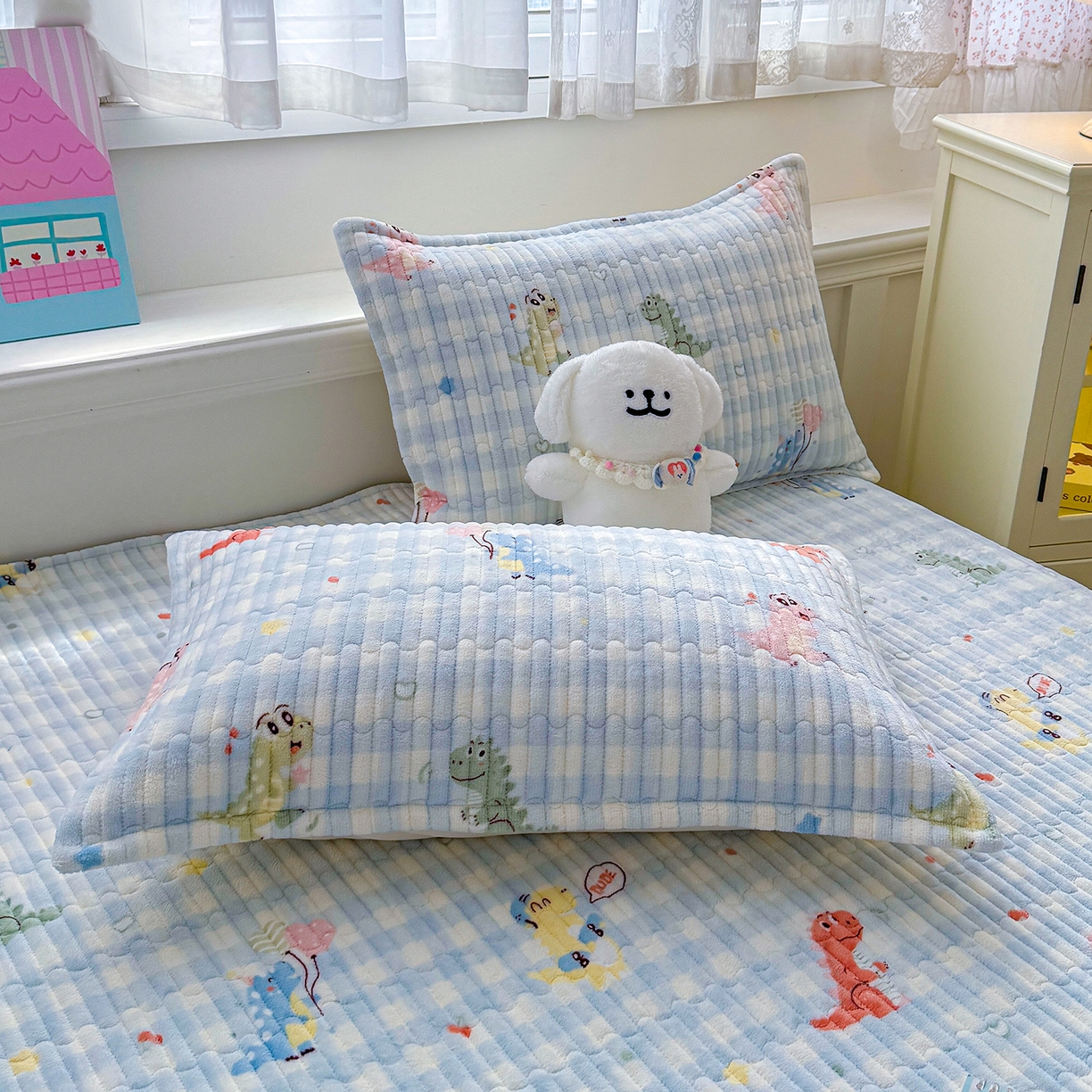 91家纺网 家纺一手货源 找家纺 豫见家纺 2025新款加厚高克重牛奶绒豆豆绒花边床盖四件套 小恐龙