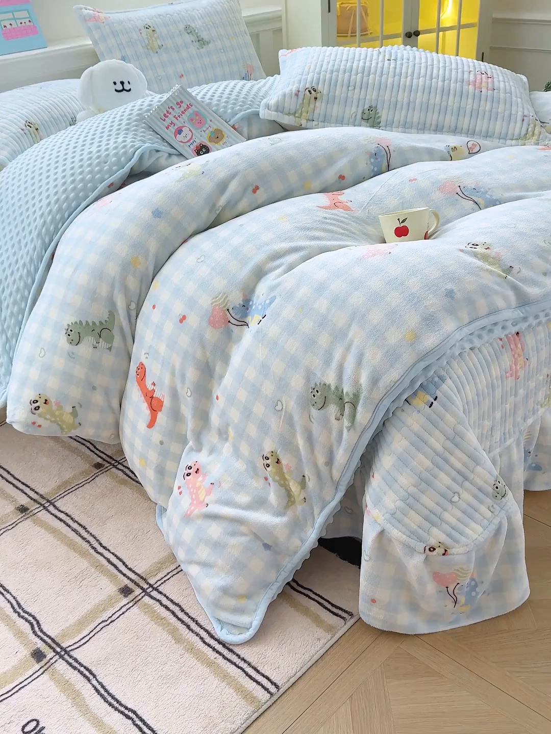 91家纺网 家纺一手货源 找家纺 豫见家纺 2025新款加厚高克重牛奶绒豆豆绒花边床盖四件套 小恐龙