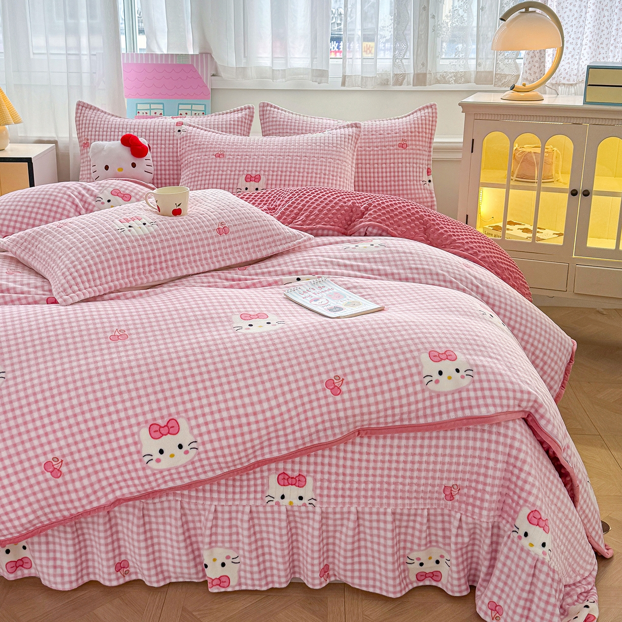 91家纺网 家纺一手货源 找家纺 豫见家纺 2025新款加厚高克重牛奶绒豆豆绒花边床盖四件套 格子KT-粉