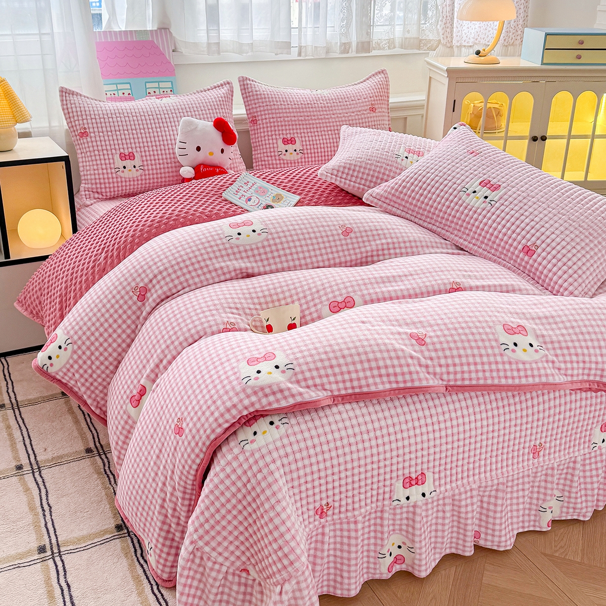 91家纺网 家纺一手货源 找家纺 豫见家纺 2025新款加厚高克重牛奶绒豆豆绒花边床盖四件套 格子KT-粉