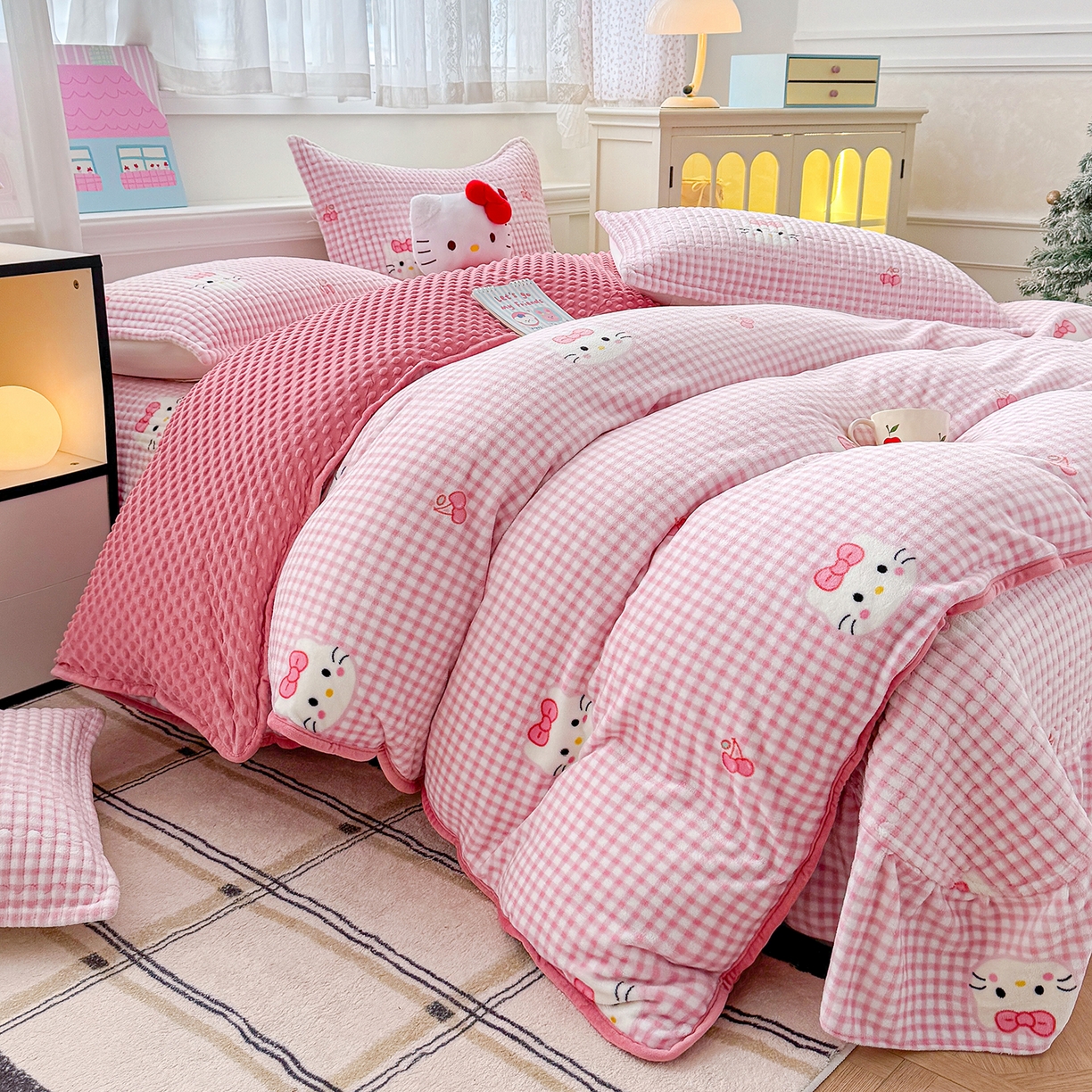 91家纺网 家纺一手货源 找家纺 豫见家纺 2025新款加厚高克重牛奶绒豆豆绒花边床盖四件套 格子KT-粉