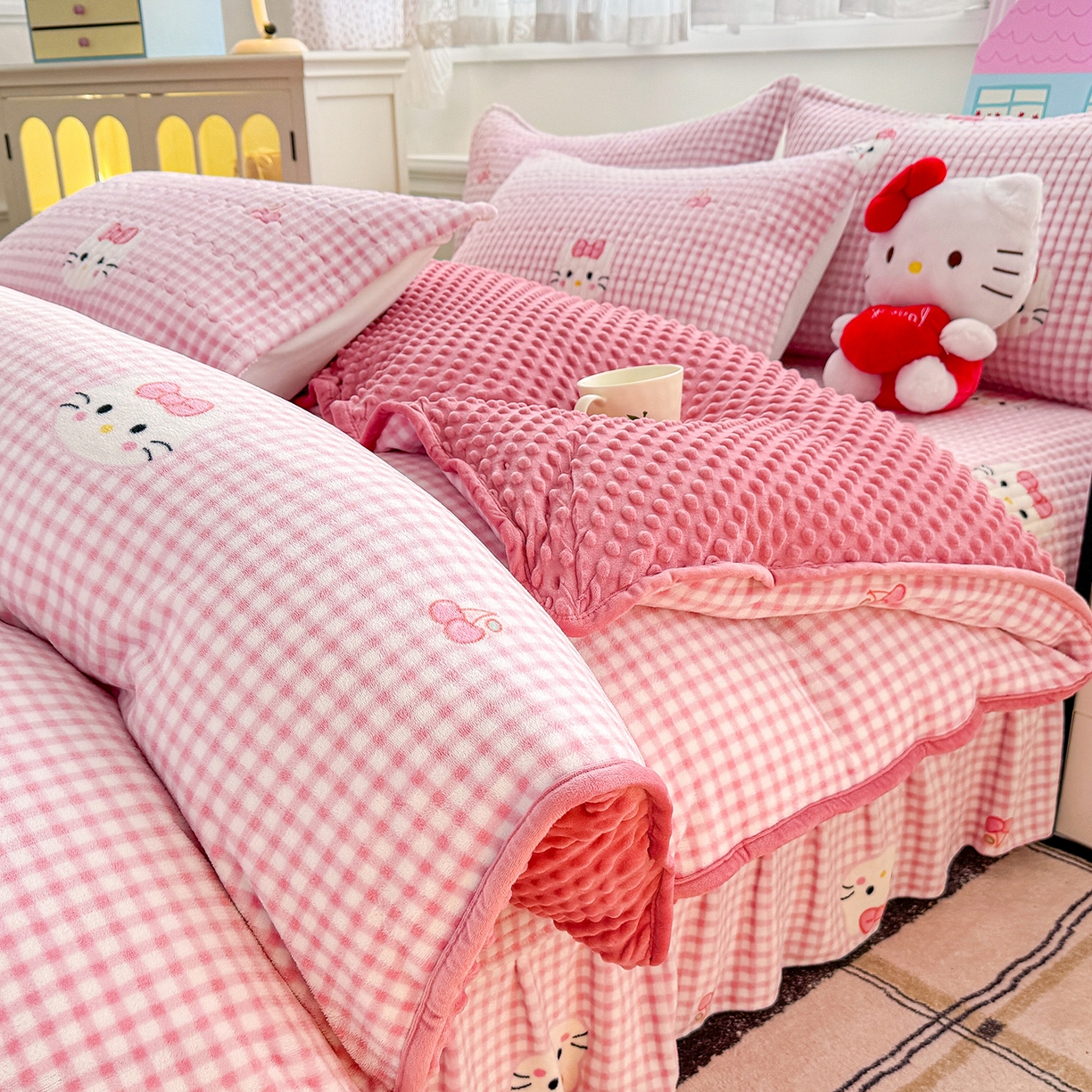 91家纺网 家纺一手货源 找家纺 豫见家纺 2025新款加厚高克重牛奶绒豆豆绒花边床盖四件套 格子KT-粉