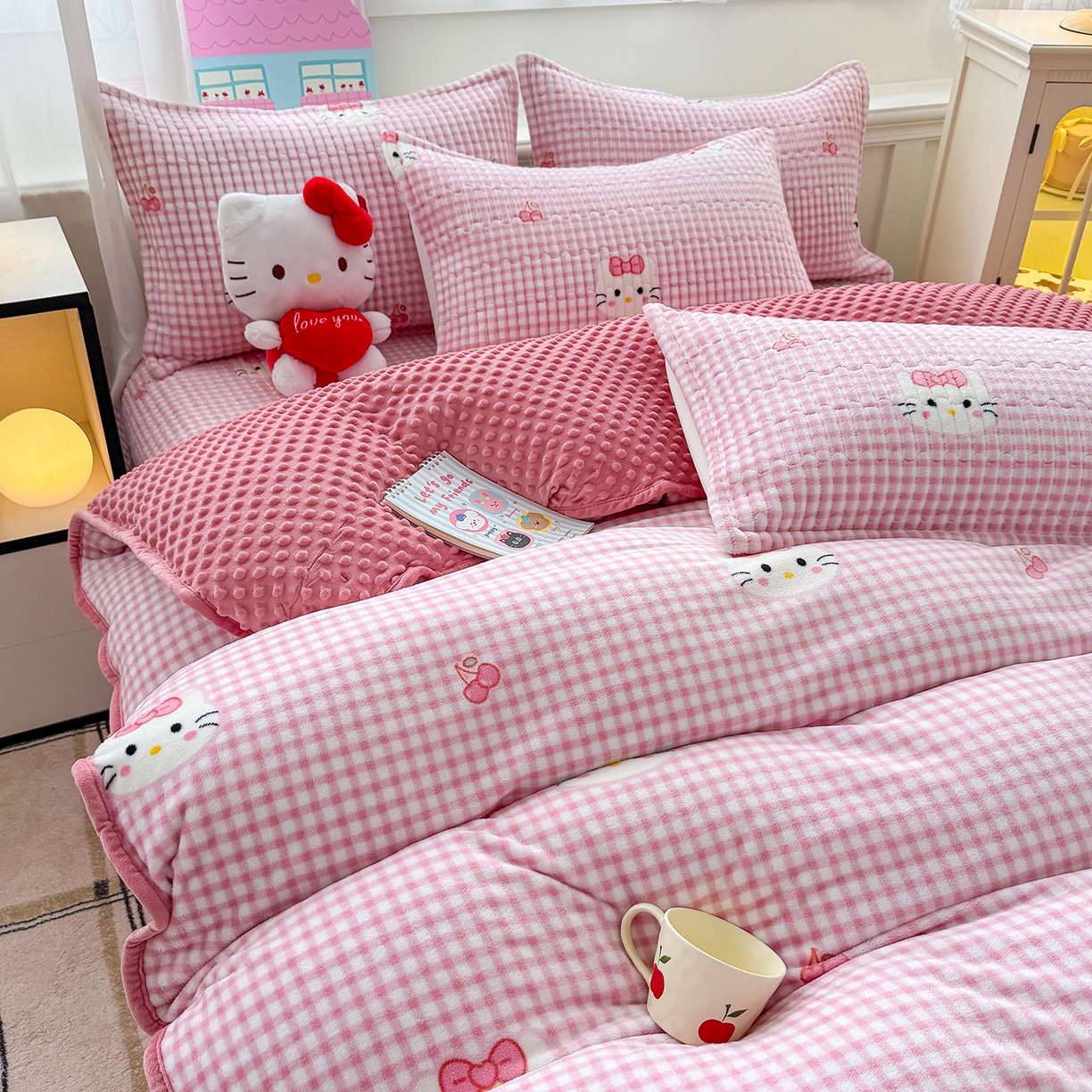 91家纺网 家纺一手货源 找家纺 豫见家纺 2025新款加厚高克重牛奶绒豆豆绒花边床盖四件套 格子KT-粉