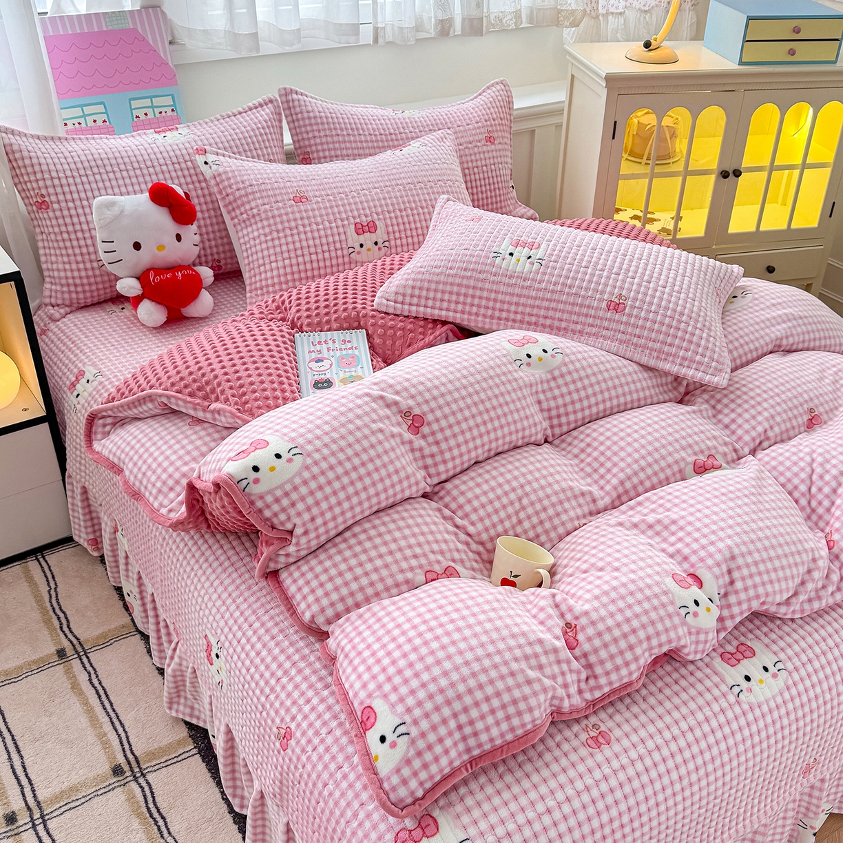 91家纺网 家纺一手货源 找家纺 豫见家纺 2025新款加厚高克重牛奶绒豆豆绒花边床盖四件套 格子KT-粉