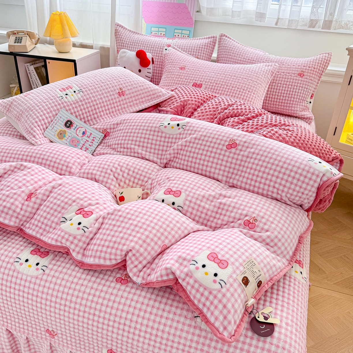 91家纺网 家纺一手货源 找家纺 豫见家纺 2025新款加厚高克重牛奶绒豆豆绒花边床盖四件套 格子KT-粉