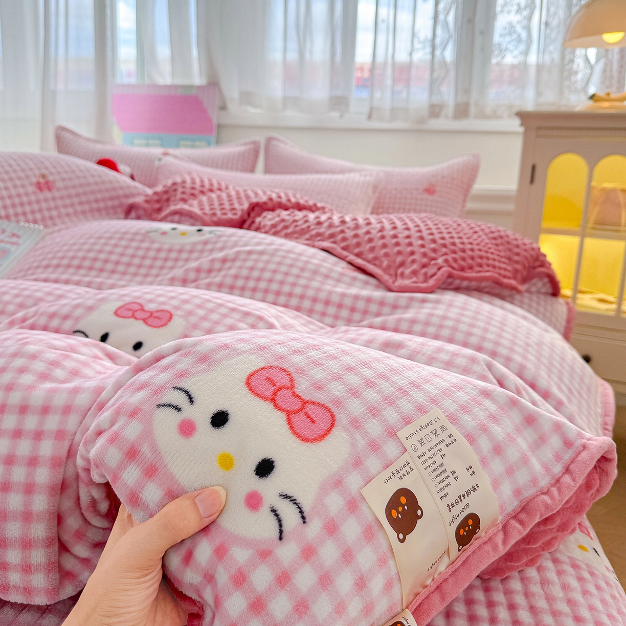 91家纺网 家纺一手货源 找家纺 豫见家纺 2025新款加厚高克重牛奶绒豆豆绒花边床盖四件套 格子KT-粉