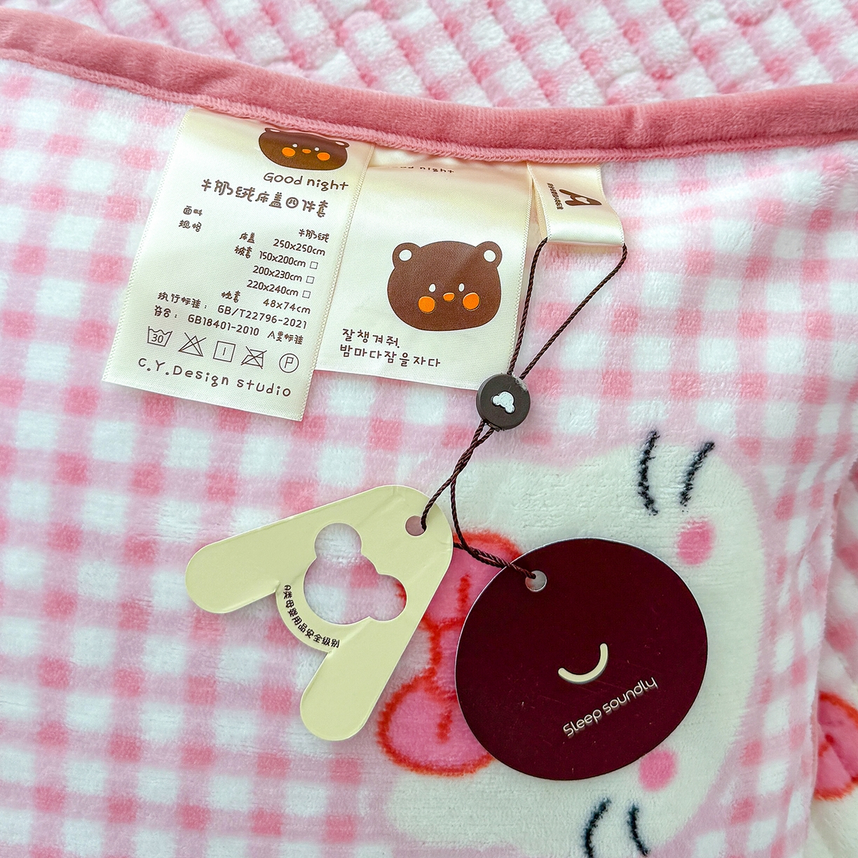 91家纺网 家纺一手货源 找家纺 豫见家纺 2025新款加厚高克重牛奶绒豆豆绒花边床盖四件套 格子KT-粉