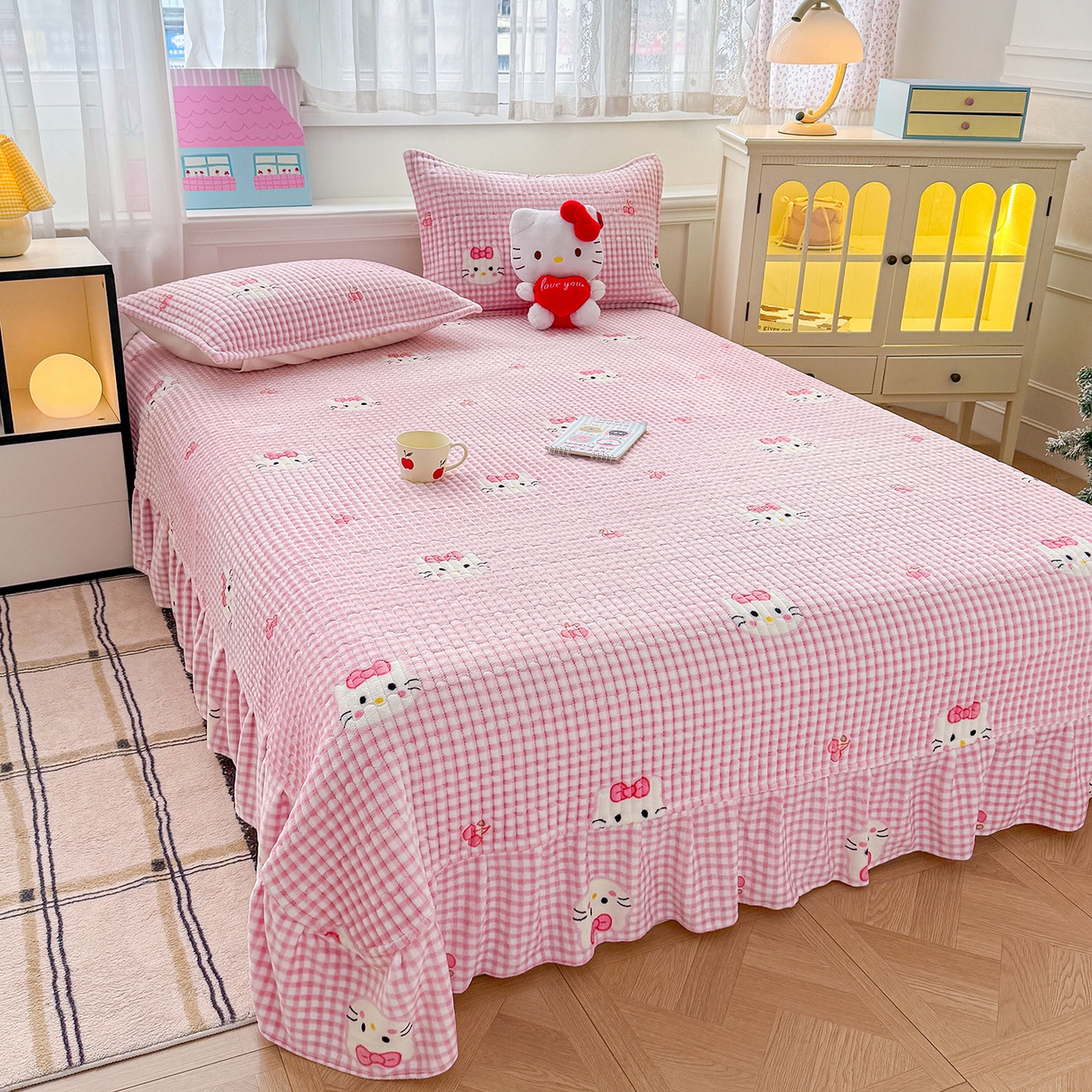 91家纺网 家纺一手货源 找家纺 豫见家纺 2025新款加厚高克重牛奶绒豆豆绒花边床盖四件套 格子KT-粉