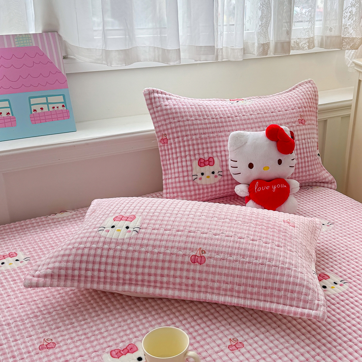 91家纺网 家纺一手货源 找家纺 豫见家纺 2025新款加厚高克重牛奶绒豆豆绒花边床盖四件套 格子KT-粉