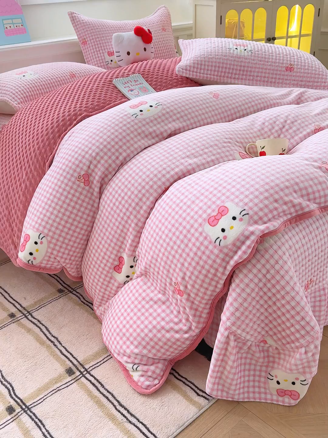 91家纺网 家纺一手货源 找家纺 豫见家纺 2025新款加厚高克重牛奶绒豆豆绒花边床盖四件套 格子KT-粉