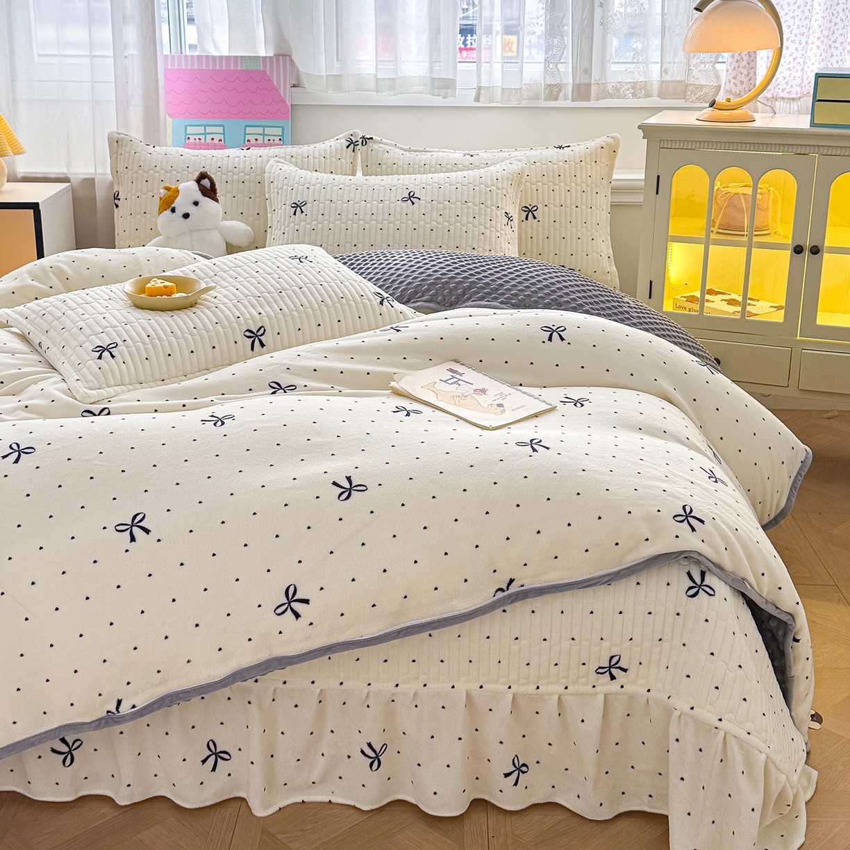 91家纺网 家纺一手货源 找家纺 豫见家纺 2025新款加厚高克重牛奶绒豆豆绒花边床盖四件套 蜜语