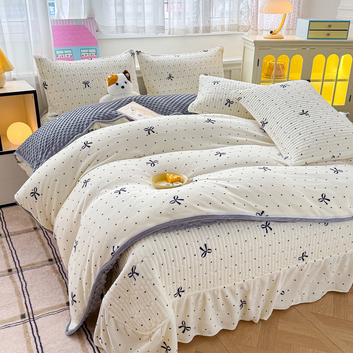 91家纺网 家纺一手货源 找家纺 豫见家纺 2025新款加厚高克重牛奶绒豆豆绒花边床盖四件套 蜜语