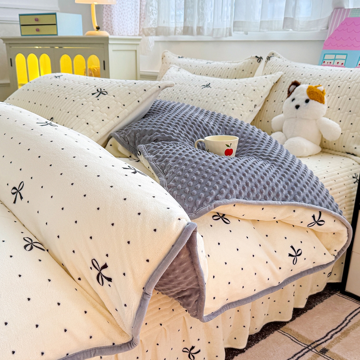 91家纺网 家纺一手货源 找家纺 豫见家纺 2025新款加厚高克重牛奶绒豆豆绒花边床盖四件套 蜜语