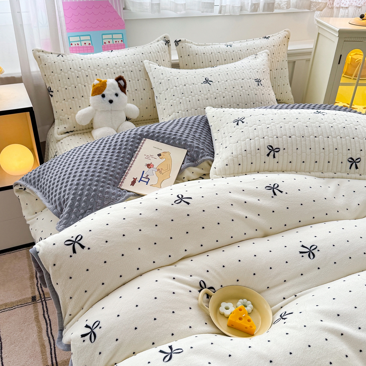 91家纺网 家纺一手货源 找家纺 豫见家纺 2025新款加厚高克重牛奶绒豆豆绒花边床盖四件套 蜜语