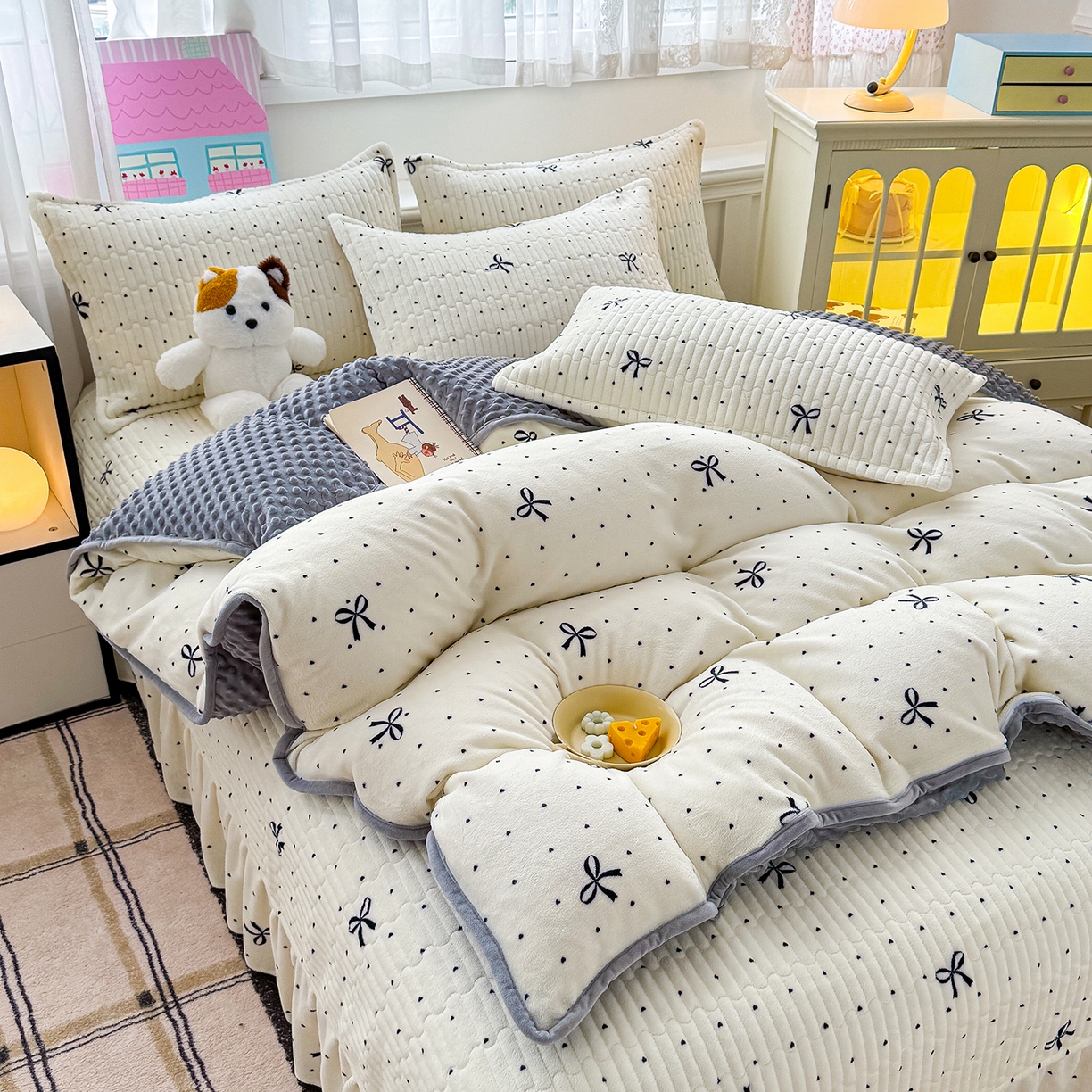 91家纺网 家纺一手货源 找家纺 豫见家纺 2025新款加厚高克重牛奶绒豆豆绒花边床盖四件套 蜜语