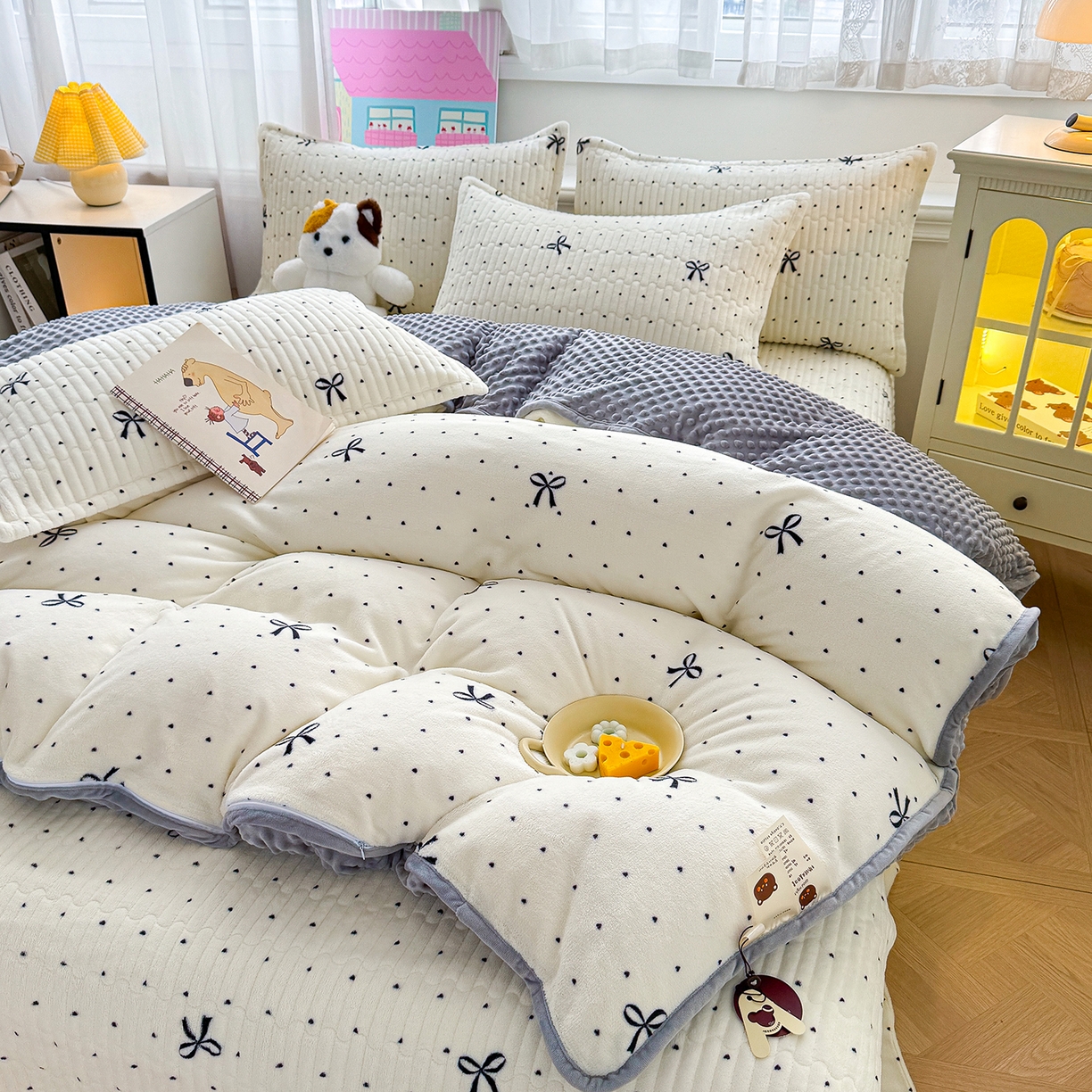 91家纺网 家纺一手货源 找家纺 豫见家纺 2025新款加厚高克重牛奶绒豆豆绒花边床盖四件套 蜜语