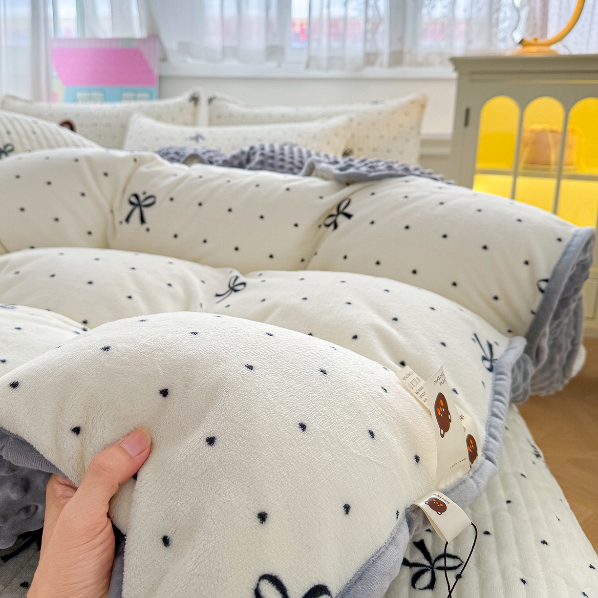 91家纺网 家纺一手货源 找家纺 豫见家纺 2025新款加厚高克重牛奶绒豆豆绒花边床盖四件套 蜜语