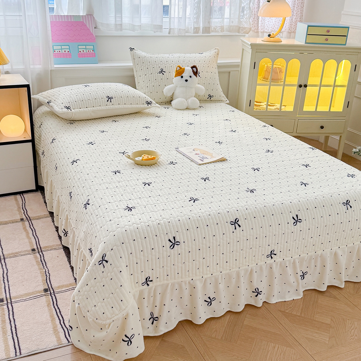 91家纺网 家纺一手货源 找家纺 豫见家纺 2025新款加厚高克重牛奶绒豆豆绒花边床盖四件套 蜜语