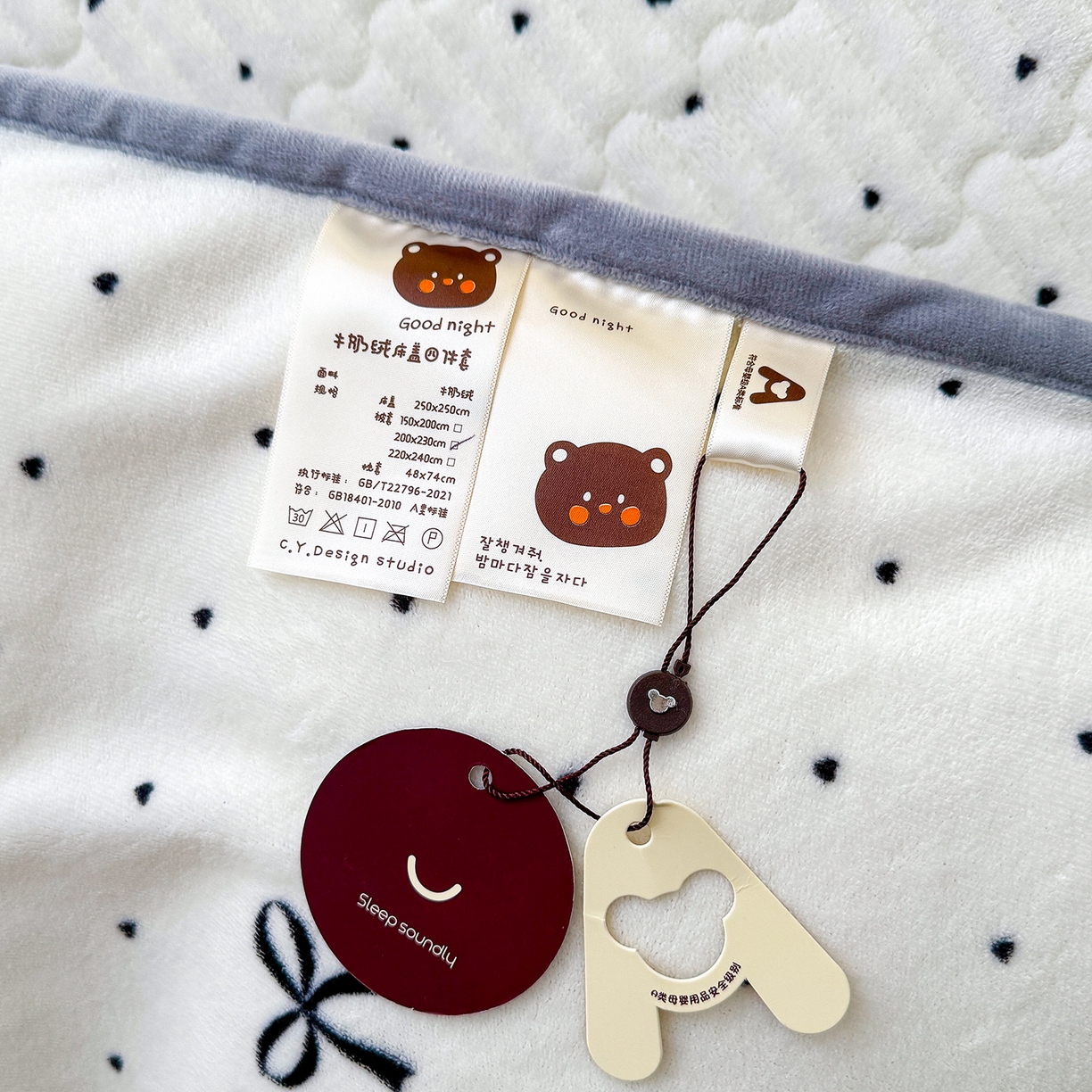 91家纺网 家纺一手货源 找家纺 豫见家纺 2025新款加厚高克重牛奶绒豆豆绒花边床盖四件套 蜜语