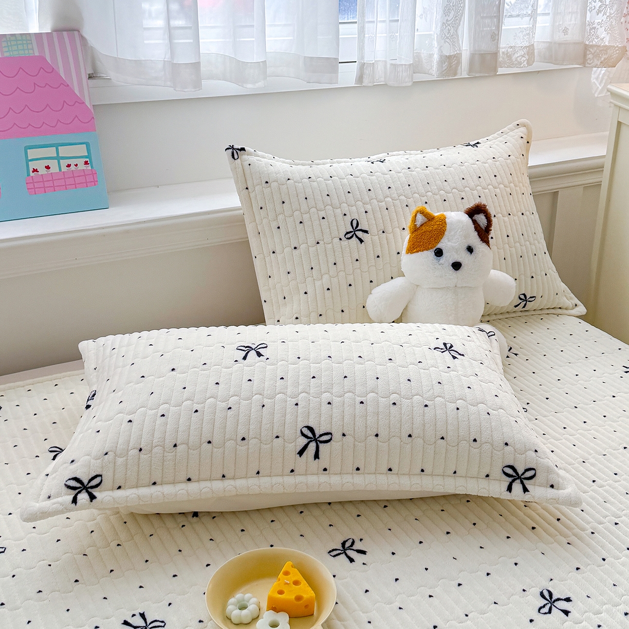 91家纺网 家纺一手货源 找家纺 豫见家纺 2025新款加厚高克重牛奶绒豆豆绒花边床盖四件套 蜜语