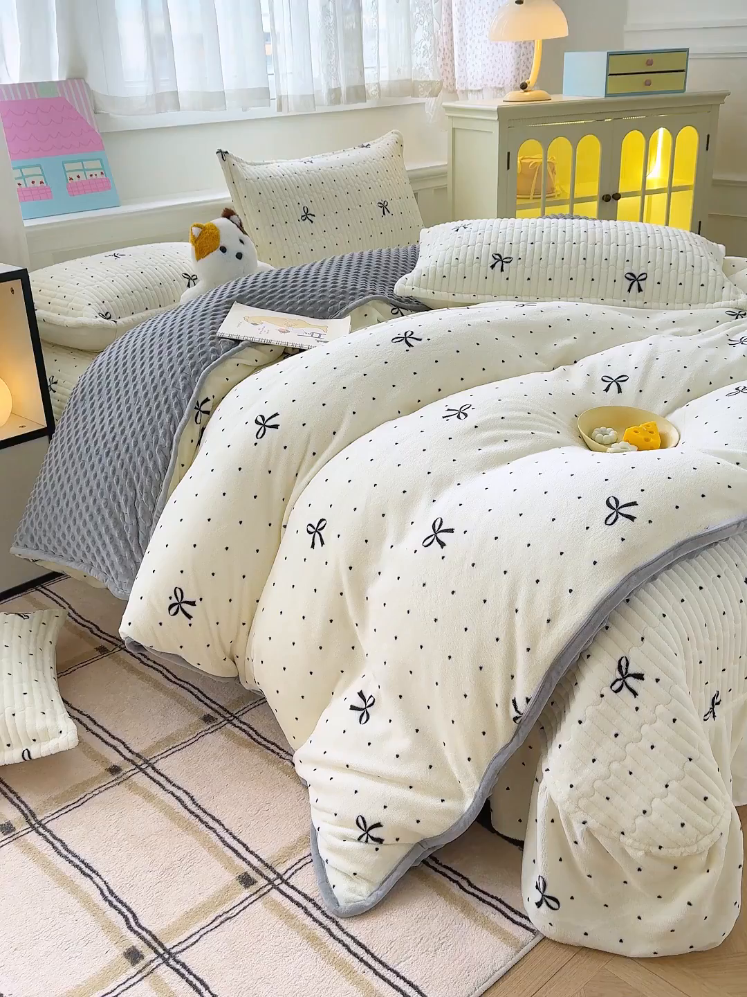 91家纺网 家纺一手货源 找家纺 豫见家纺 2025新款加厚高克重牛奶绒豆豆绒花边床盖四件套 蜜语