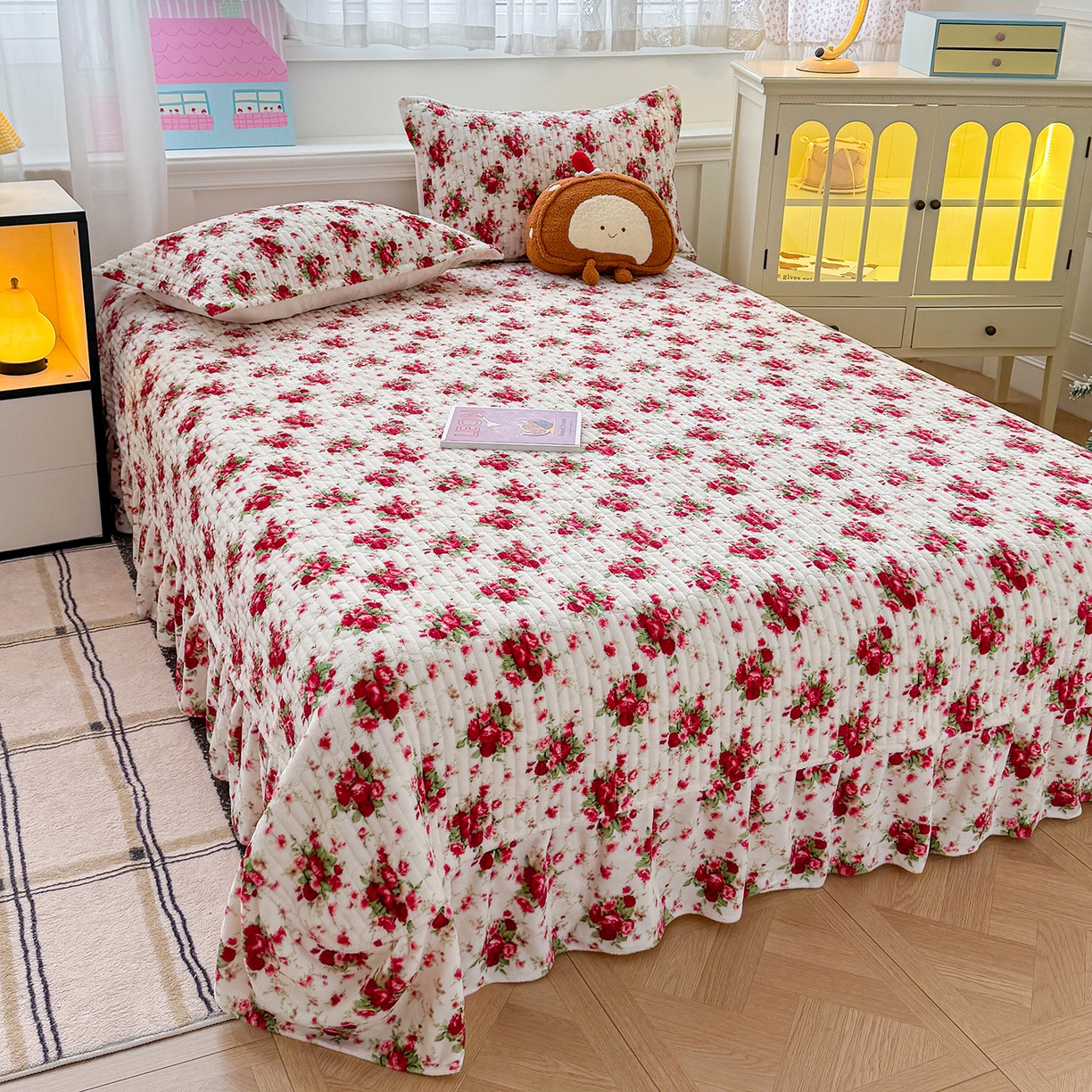 91家纺网 家纺一手货源 找家纺 豫见家纺 2025新款加厚高克重牛奶绒豆豆绒花边床盖四件套 梨花落