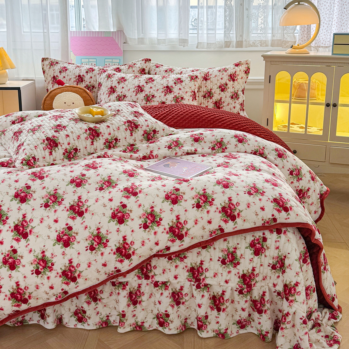 91家纺网 家纺一手货源 找家纺 豫见家纺 2025新款加厚高克重牛奶绒豆豆绒花边床盖四件套 梨花落