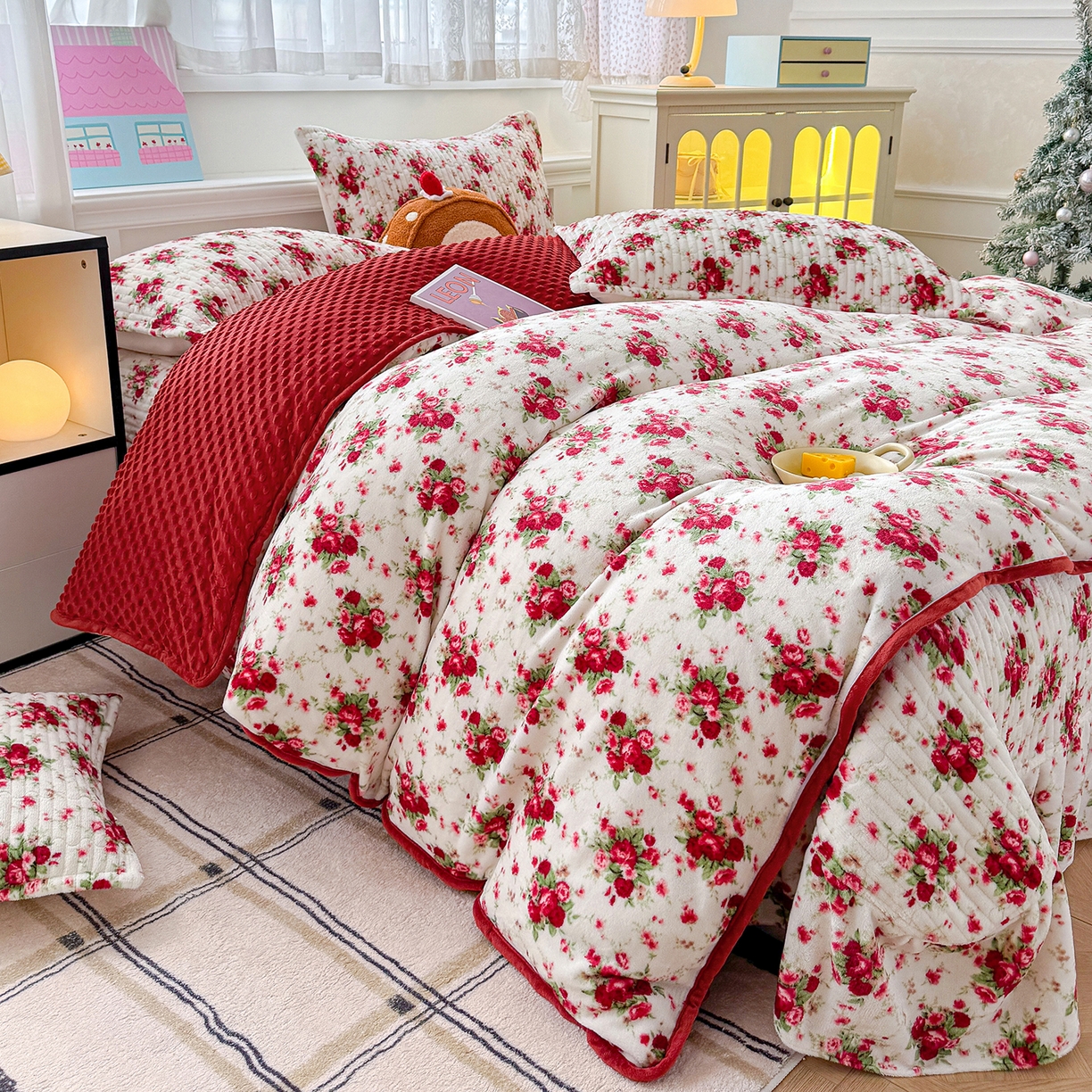 91家纺网 家纺一手货源 找家纺 豫见家纺 2025新款加厚高克重牛奶绒豆豆绒花边床盖四件套 梨花落