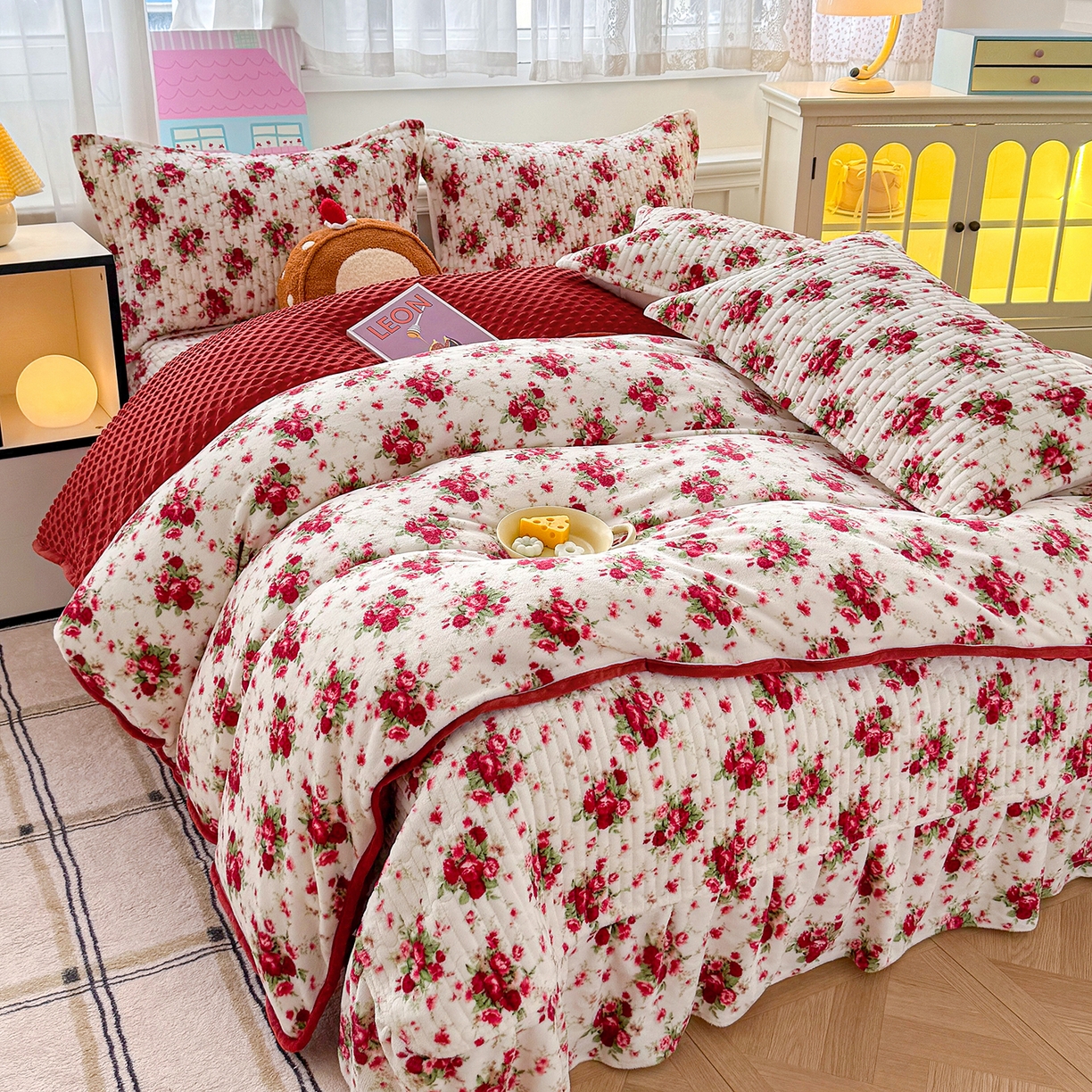 91家纺网 家纺一手货源 找家纺 豫见家纺 2025新款加厚高克重牛奶绒豆豆绒花边床盖四件套 梨花落