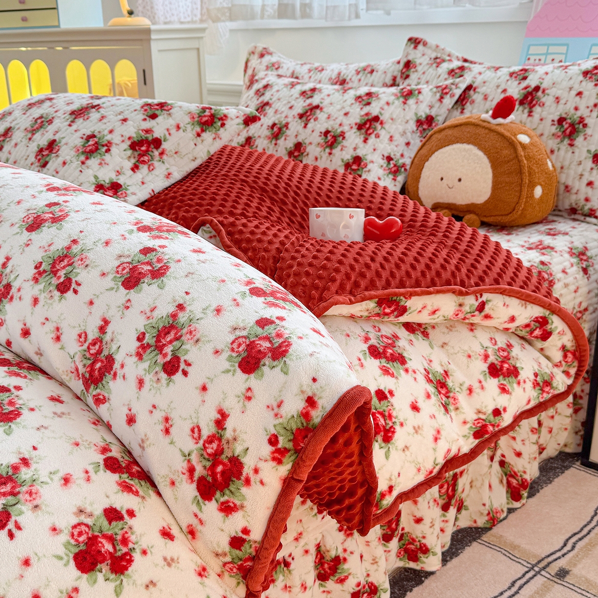 91家纺网 家纺一手货源 找家纺 豫见家纺 2025新款加厚高克重牛奶绒豆豆绒花边床盖四件套 梨花落