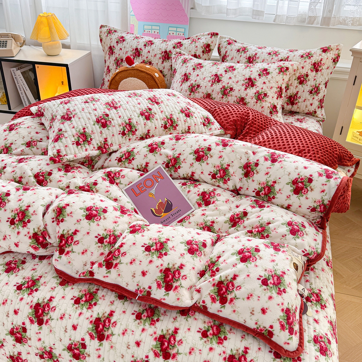 91家纺网 家纺一手货源 找家纺 豫见家纺 2025新款加厚高克重牛奶绒豆豆绒花边床盖四件套 梨花落