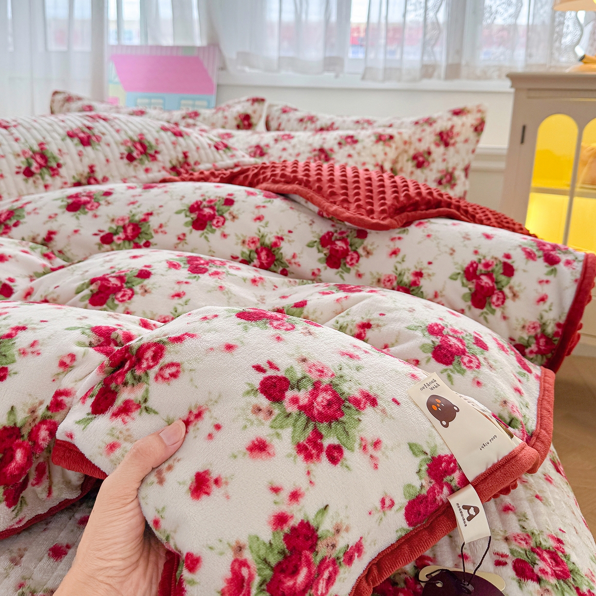 91家纺网 家纺一手货源 找家纺 豫见家纺 2025新款加厚高克重牛奶绒豆豆绒花边床盖四件套 梨花落