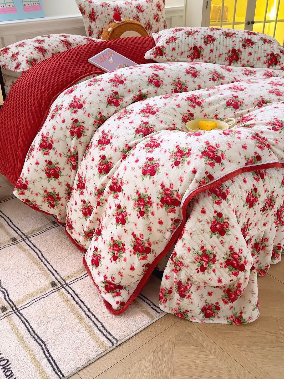 91家纺网 家纺一手货源 找家纺 豫见家纺 2025新款加厚高克重牛奶绒豆豆绒花边床盖四件套 梨花落