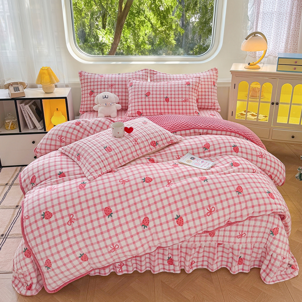 豫见家纺 2025新款加厚高克重牛奶绒豆豆绒花边床盖四件套 小草莓