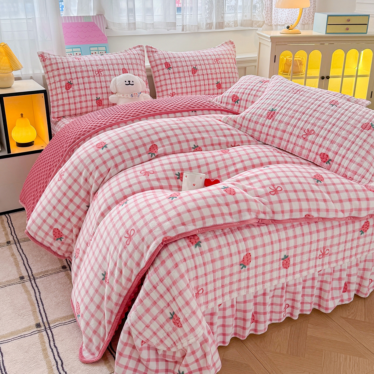 91家纺网 家纺一手货源 找家纺 豫见家纺 2025新款加厚高克重牛奶绒豆豆绒花边床盖四件套 小草莓