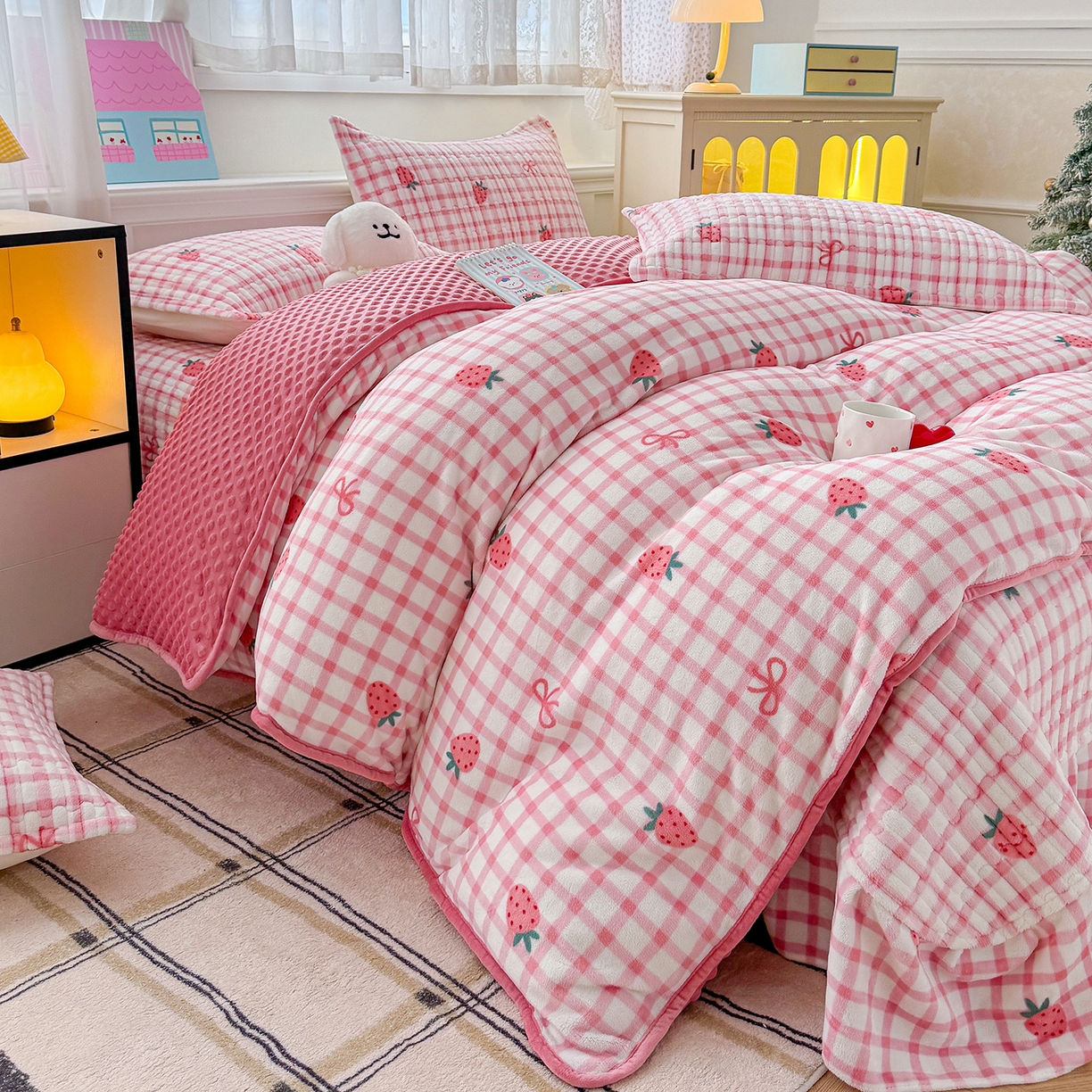 91家纺网 家纺一手货源 找家纺 豫见家纺 2025新款加厚高克重牛奶绒豆豆绒花边床盖四件套 小草莓