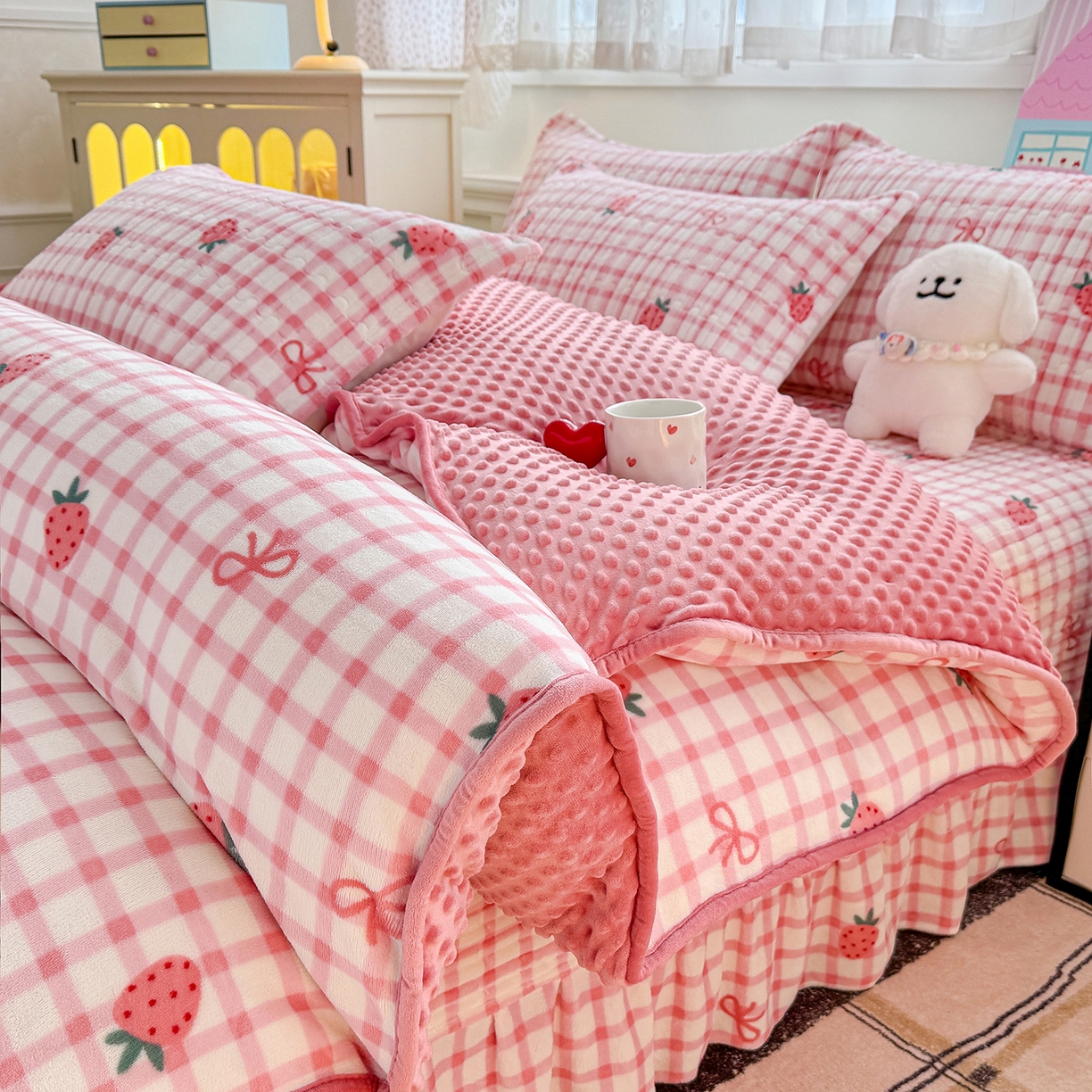 91家纺网 家纺一手货源 找家纺 豫见家纺 2025新款加厚高克重牛奶绒豆豆绒花边床盖四件套 小草莓